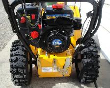 CUB CADET 24 INCH SNOWBLOWER - Photo 6