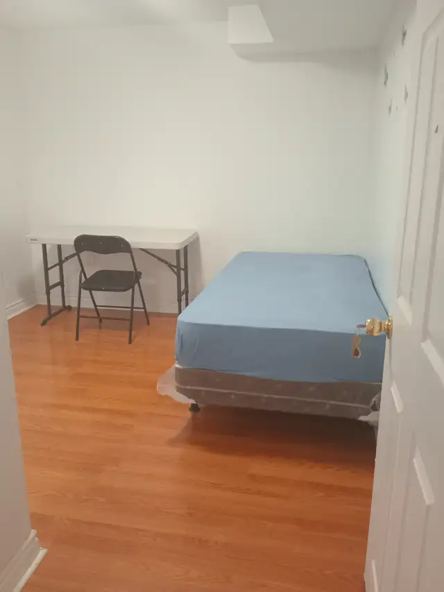 Private room Available immediately McCowan and Steeles.