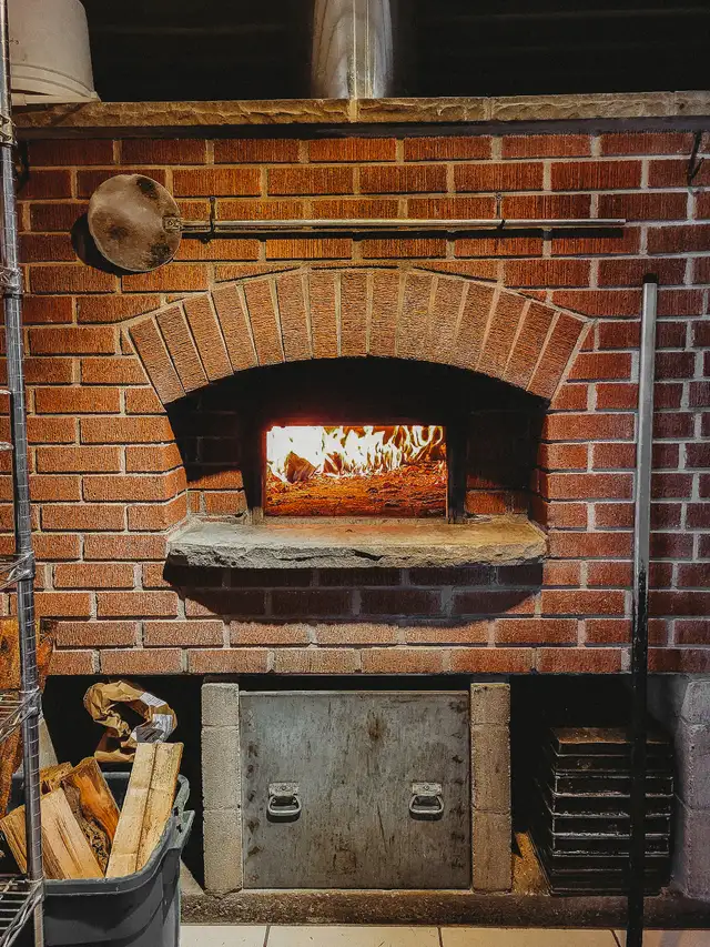 LICENSED COMMERCIAL BAKERY CONTAINER WITH WOOD-FIRED OVEN