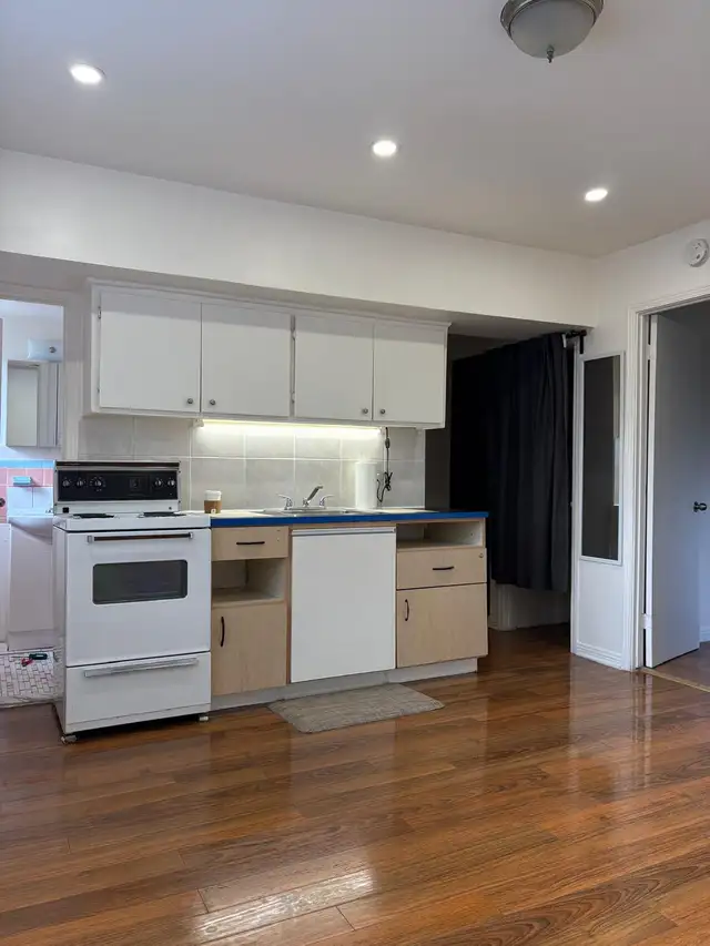NDG, 2 1/2 $950 2058 Grand Boulevard, ground floor