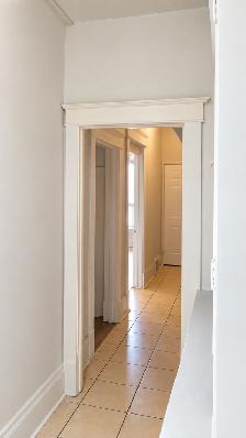 BRIGHT GROUND-FLOOR 1-BEDROOM – 800 SQ FT – PARKING INCLUDED - Photo 12