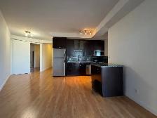 DNA 1 Condo: Large 1   DEN condo w/ Parking Included - King West - Photo 4