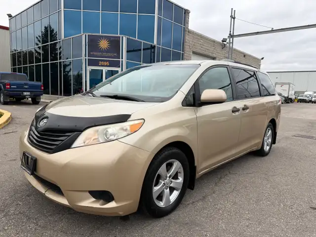 2013 Toyota Sienna LE - 7 Passenger