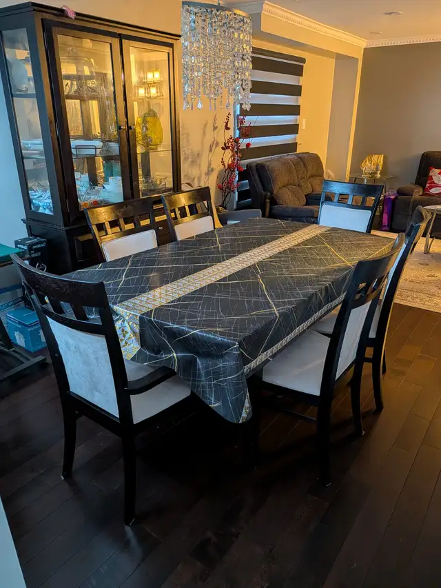 Kitchen table or Dining room table and 6 chairs like brand new
