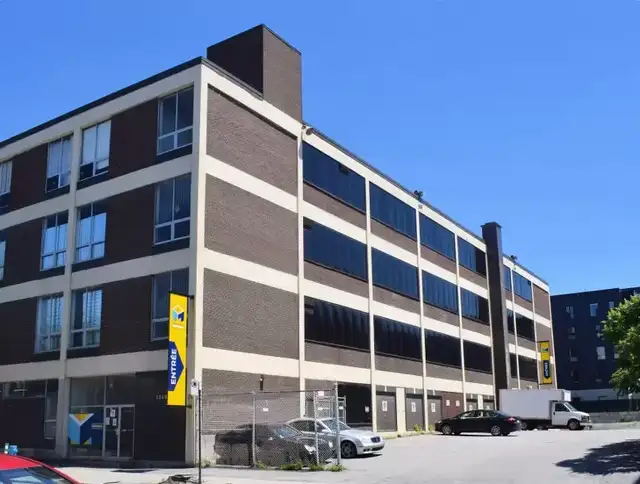 (25pi2) Entrepot de 25pi2 Montreal Sur De Maisonneuve Est Montr�
