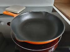 Poêlon ( skillet ) LE CREUSET, fonte émaillée 23 cm ( France )