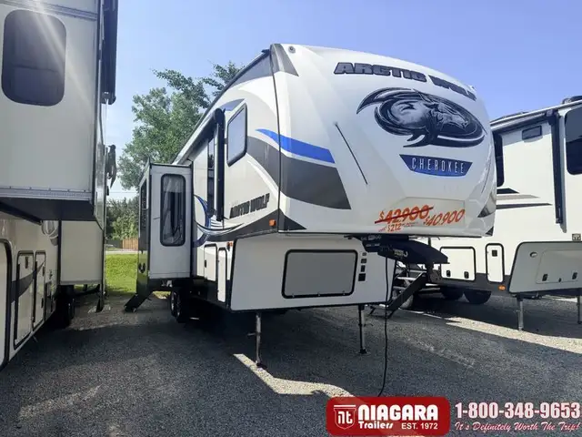 2019 FOREST RIVER CHEROKEE ARCTIC WOLF 305ML6 fifth Wheel
