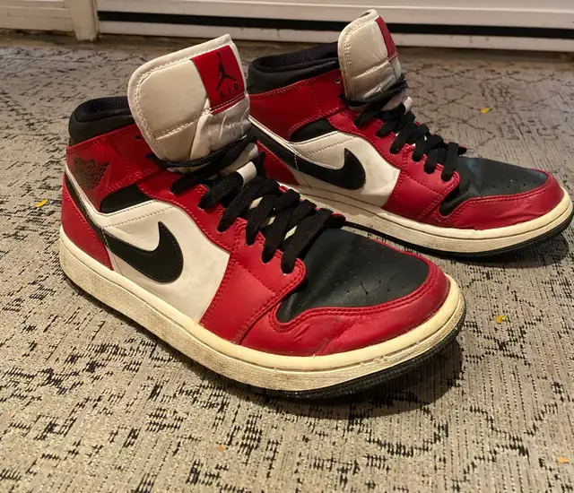 Air Jordan 1 Mid "Chicago Black Toe" – Men’s US 9 – Authentic