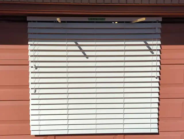 Free Horizontal White Blinds - Quantity 3
