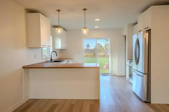 Beautiful NEW House for rent (4 bed 2 bath) in KLEEFELD MB