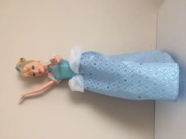POUPÉENEUVE CHIQUE PRINCESSE BARBIE DE COLLECTION 13'HAU: $15.00