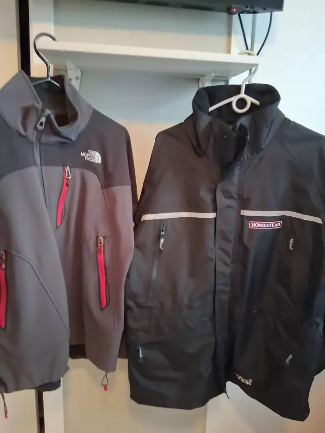 Manteau de grandeur Large homme propre