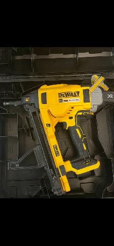 DEWALT 20V MAX 1-inch Cordless Concrete Nailer