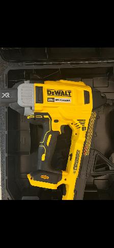 DEWALT 20V MAX 1-inch Cordless Concrete Nailer - Photo 2