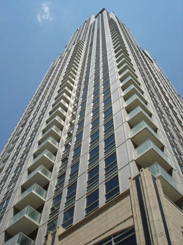 College Park Condominium (Bay & College) - GREAT LOCATION!!