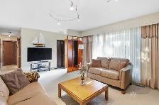 Straight & Solid 3bdrm Bungalow w/ Dbl Det Garage! 59yr og owner - Photo 3