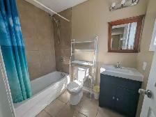 22 Carleton St N, Thorold - All Inclusive 3 Bedroom Main Unit - Photo 18