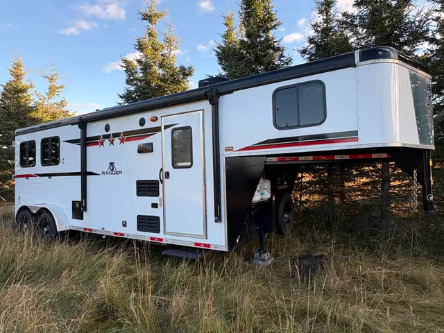 2-horse Bison Living Quarters Horse Trailer!