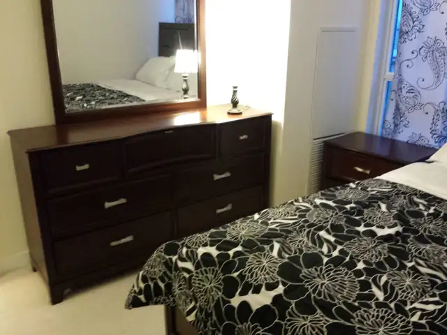 ONE BEDROOM   SMALL DEN FURNISHED CONDO SHORT/LONG RENT SQUARE 1