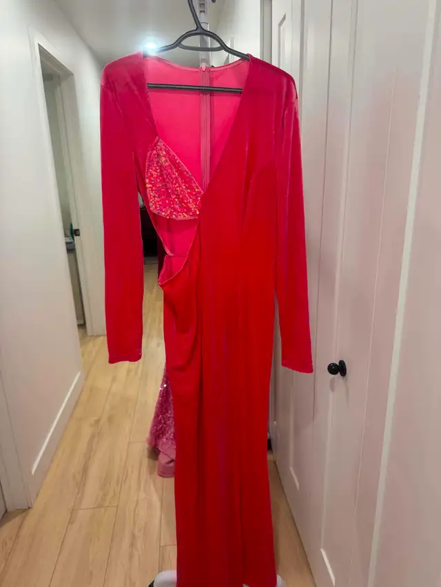 Robe presque jamais porté. Seulement une seule fois.