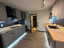 Furnished 2BR/2BA North Vancouver, Central Lonsdale, 90  nights - Photo 4