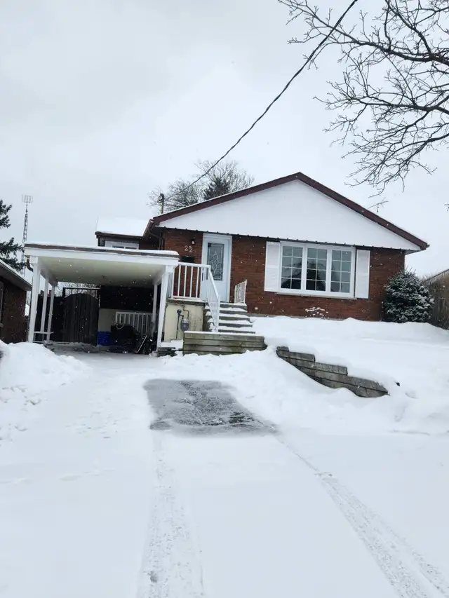 SPACIOUS & BRIGHT! 3 Bdrm Main Floor For OCT 1!