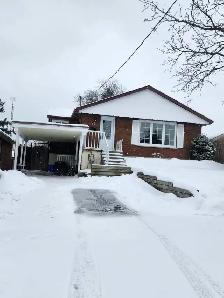 SPACIOUS & BRIGHT! 3 Bdrm Main Floor For OCT 1!
