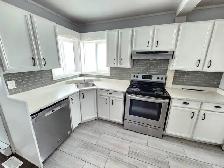 SPACIOUS & BRIGHT! 3 Bdrm Main Floor For OCT 1! - Photo 2