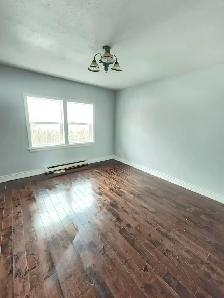 SPACIOUS & BRIGHT! 3 Bdrm Main Floor For OCT 1! - Photo 4