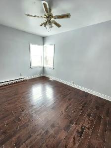 SPACIOUS & BRIGHT! 3 Bdrm Main Floor For OCT 1! - Photo 8