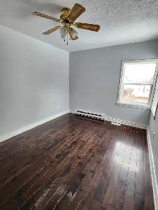 SPACIOUS & BRIGHT! 3 Bdrm Main Floor For OCT 1! - Photo 9