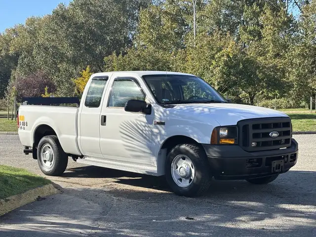 2006 Ford F-250 Super Duty XL Extended Cab Pickup With Power Lif