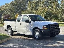 2006 Ford F-250 Super Duty XL Extended Cab Pickup With Power Lif