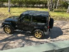 2011 Jeep wrangler (Sahara)