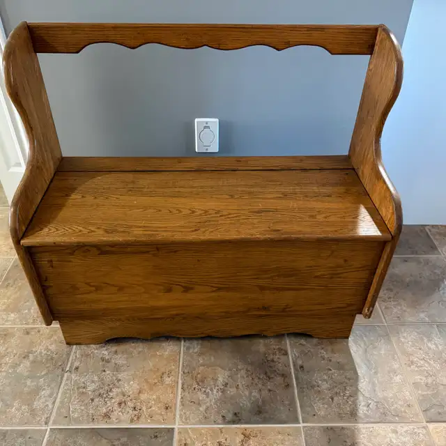 Vintage storage Bench! Solid OAK… LIKE NEW!