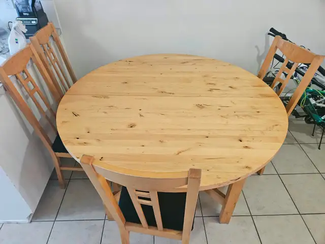 Table ronde extensible à vendre avec 4 chaises - 80 $