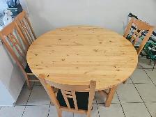 Table ronde extensible à vendre avec 4 chaises - 80 $