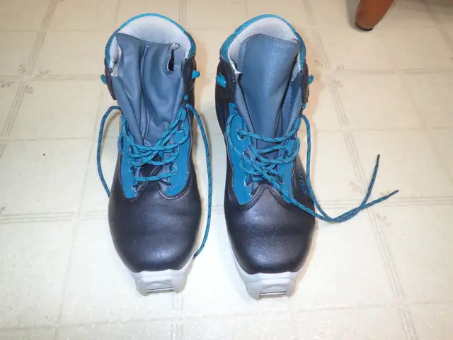Womens's Salomon X-Country Ski Boots