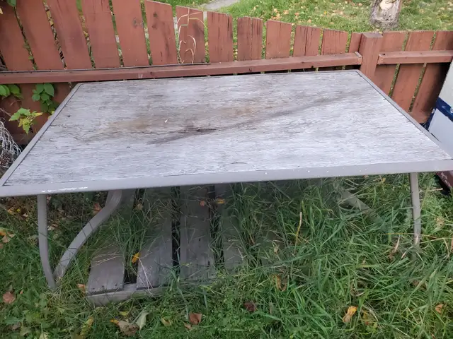 Free Picnic table