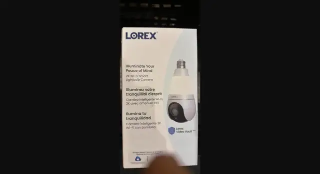 Lorex 2K Wi-Fi Smart Lightbulb Security Camera - Pan/Tilt - New
