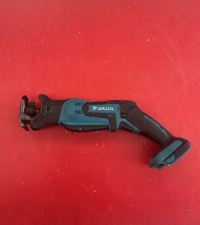 Scie sabre compacte sans fil Makita