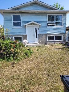 3 BR MainFloor in Castleridge - Avail NOW