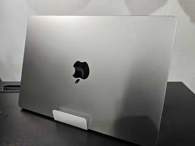 Macbook Air 2022 M2 With Charger