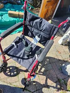 Red wheelchair - Photo 3