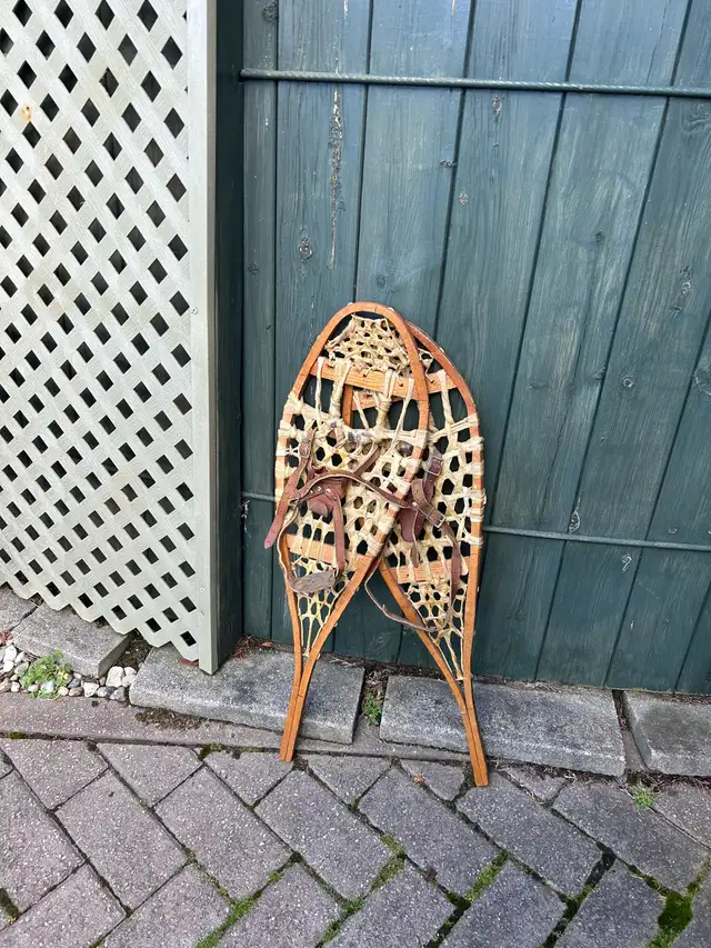 une paire de raquettes en véritable babiche