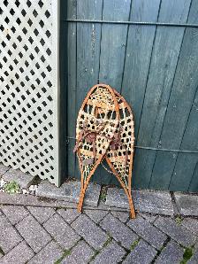 une paire de raquettes en véritable babiche