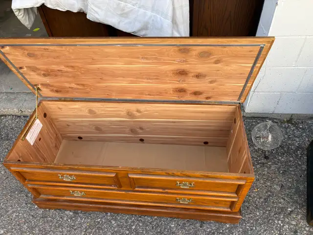 Free delivery used vintage Lane Cedar Chest