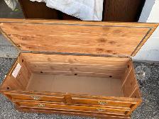 Free delivery used vintage Lane Cedar Chest - Photo 2