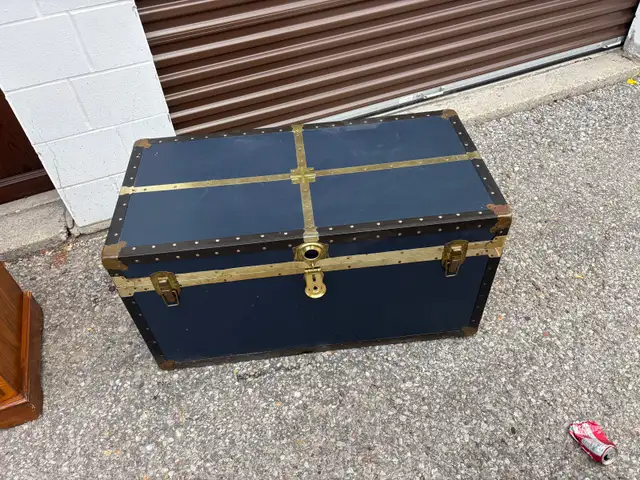 Free delivery used Vintage Style Decorative Storage Trunk