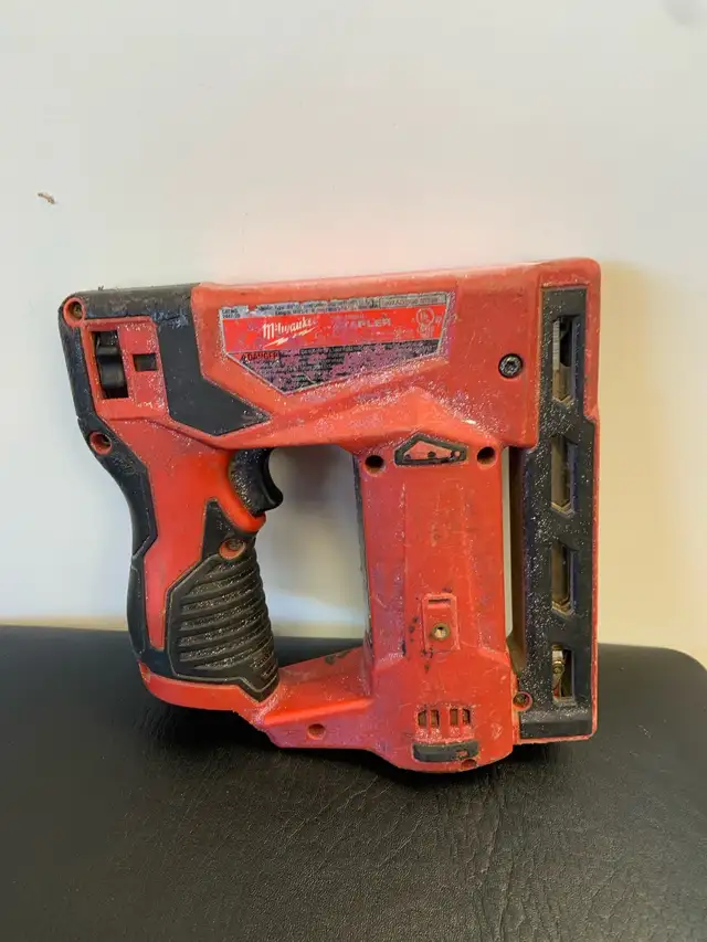 Milwaukee M12 Crown Stapler
